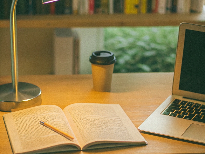 Studente che si prepara per l'esame IELTS a Torino con libri e appunti